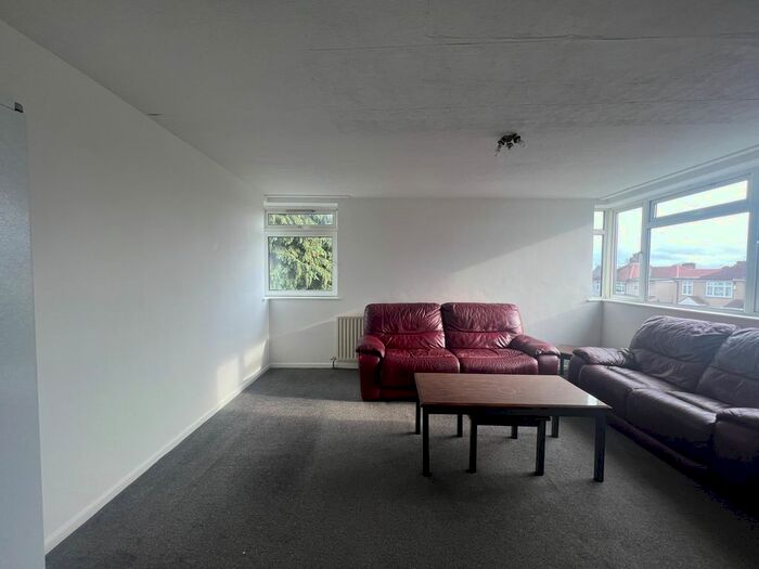 2 Bedroom Flat To Rent In Black Rod Close, Hayes, UB3