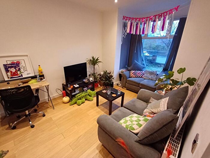 3 Bedroom Terraced House To Rent In Meanwood Road, Leeds, LS6