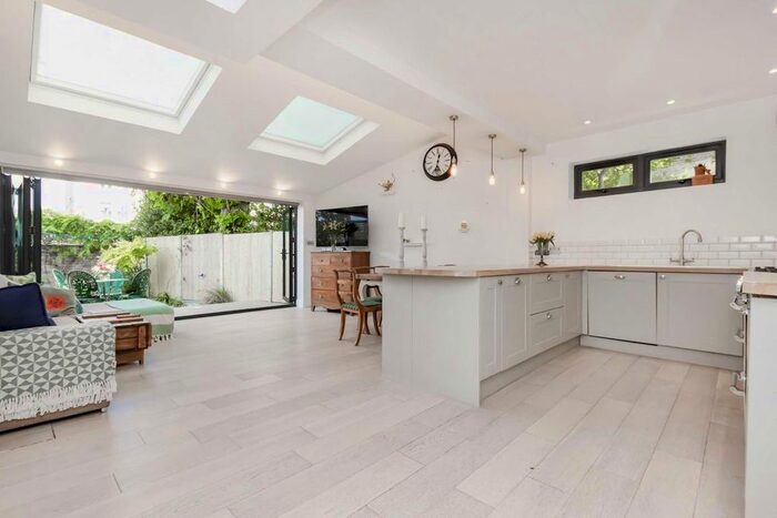 2 Bedroom Flat To Rent In Uxbridge Road, London, W12