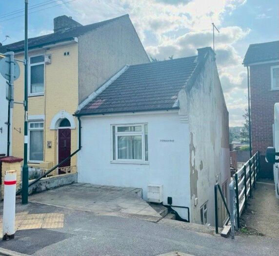 3 Bedroom End Of Terrace House To Rent In Beacon Road, Chatham, Kent, ME5