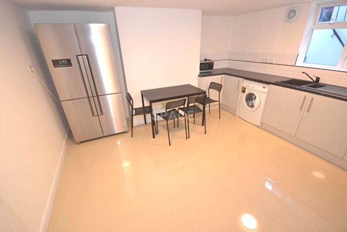 6 Bedroom Terraced House To Rent In Watlington Street, Reading, RG1