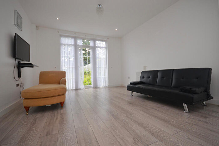 4 Bedroom Semi-Detached House To Rent In Chigwell, IG7