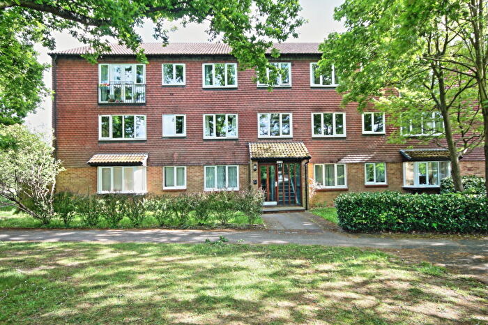 2 Bedroom Flat To Rent In Hallington Close, Woking, GU21