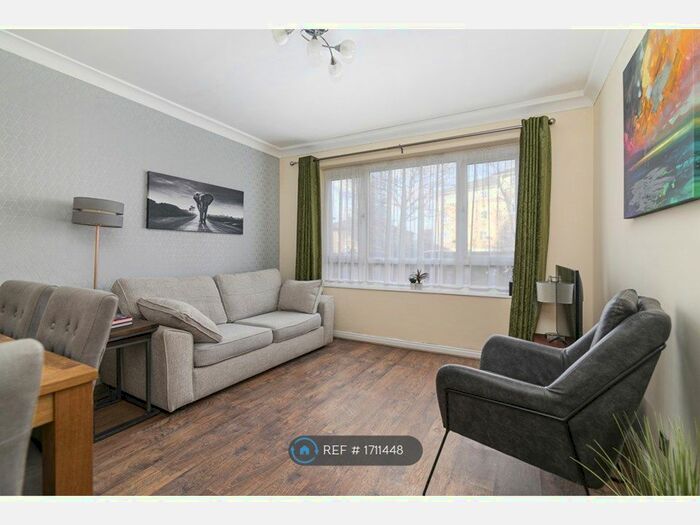 2 Bedroom Flat To Rent In Victoria Road, Romford, RM1