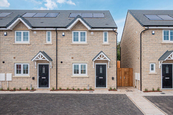 3 Bedroom House To Rent In Cambric Mews, Bradford, BD6