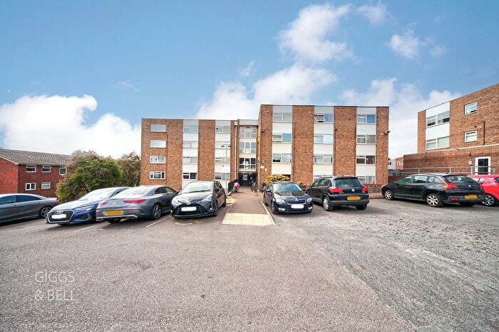 1 Bedroom Flat For Sale In Burfield Court, Handcross Road, Luton, Bedfordshire, LU2