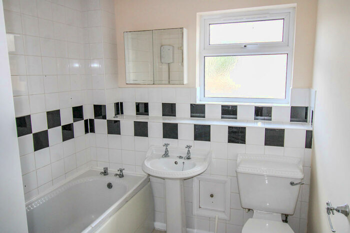 3 Bedroom Terraced House For Sale In Warneford Close, Toothill, SN5