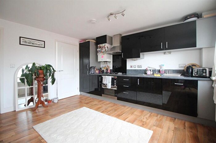 3 Bedroom Flat To Rent In Deane Road, Nottingham, NG11