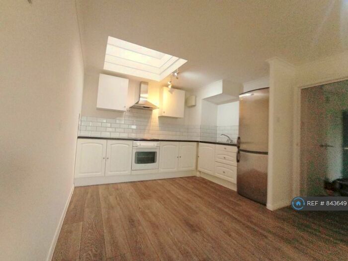 2 Bedroom Flat To Rent In Dunster House, Bath, BA2