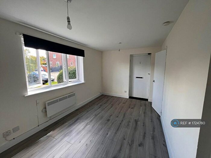 Studio To Rent In Salisbury Close, Alton, GU34