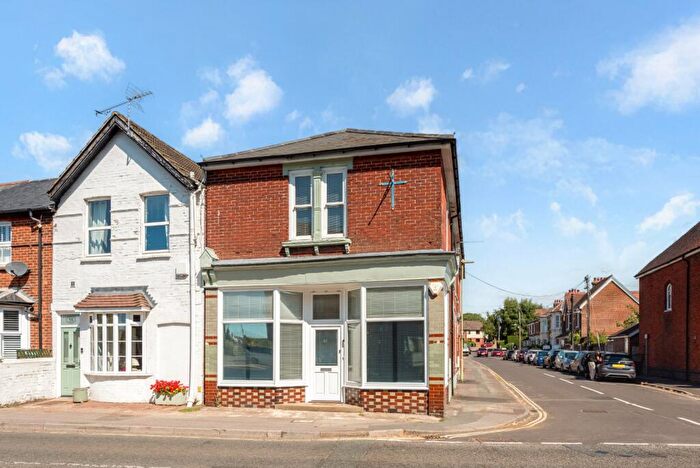 1 Bedroom Flat For Sale In Station Road, Petersfield, Hampshire, GU32