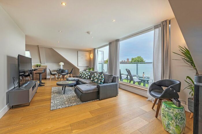 2 Bedroom Flat To Rent In Putney Hill, London, SW15