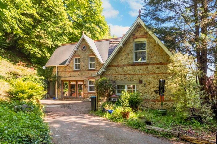 3 Bedroom Cottage To Rent In Underwood Road Caterham, CR3