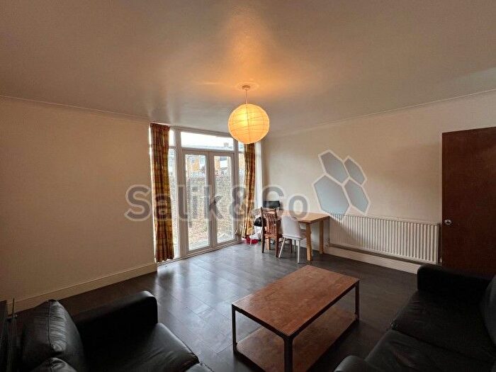 3 Bedroom Maisonette To Rent In Cleveland Way, London, E1