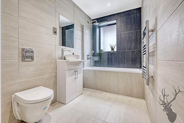 2 Bedroom Flat To Rent In Aldbourne Road, Shepherd's Bush, W12