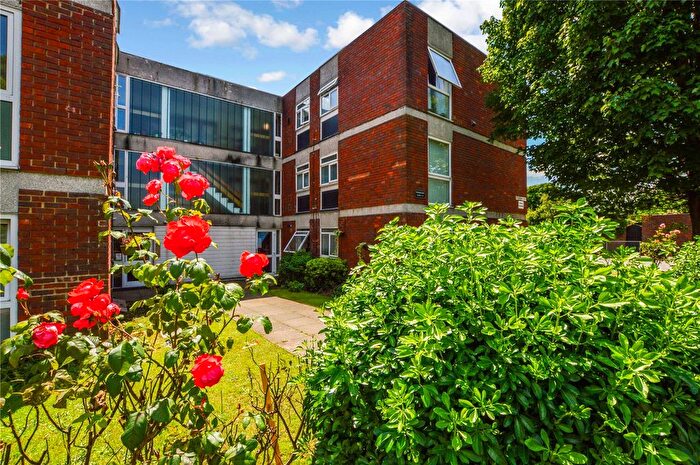 2 Bedroom Flat To Rent In Brantwood Court, West Byfleet, Surrey, KT14