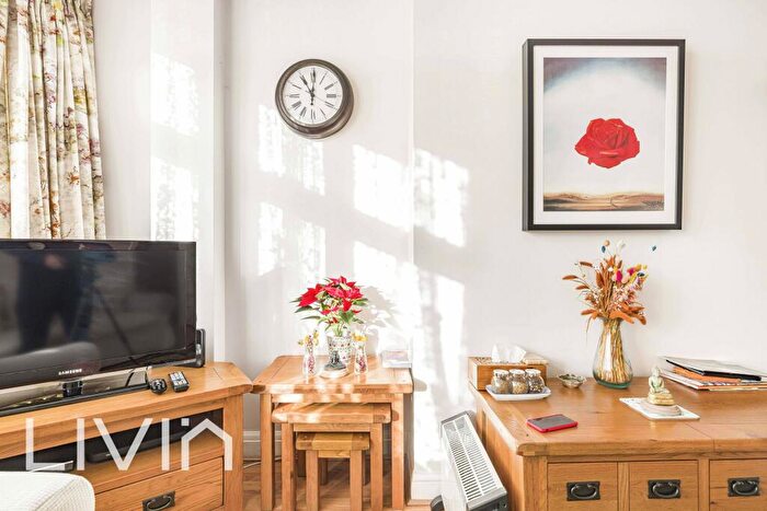 3 Bedroom End Of Terrace House For Sale In Mitcham Road, Croydon, Surrey, CR0