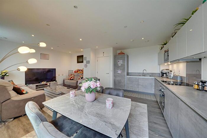 2 Bedroom Flat For Sale In Alma Road, Enfield, EN3