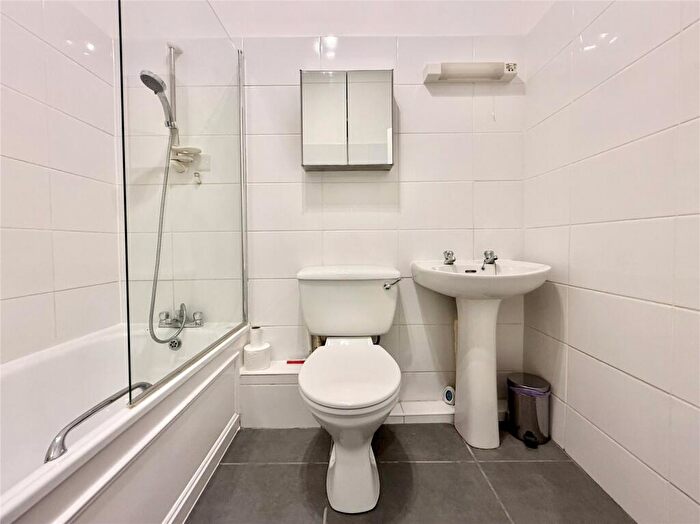 2 Bedroom Apartment To Rent In West Cliff Gardens, Bournemouth, Dorset, BH2