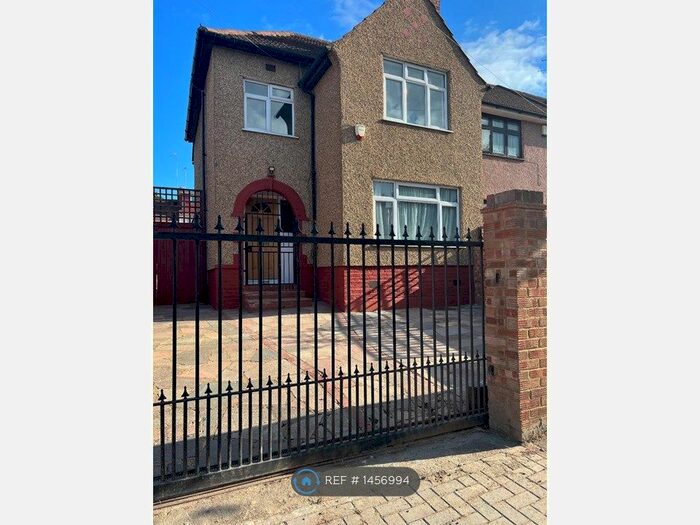 3 Bedroom Semi-Detached House To Rent In London, London, NW2