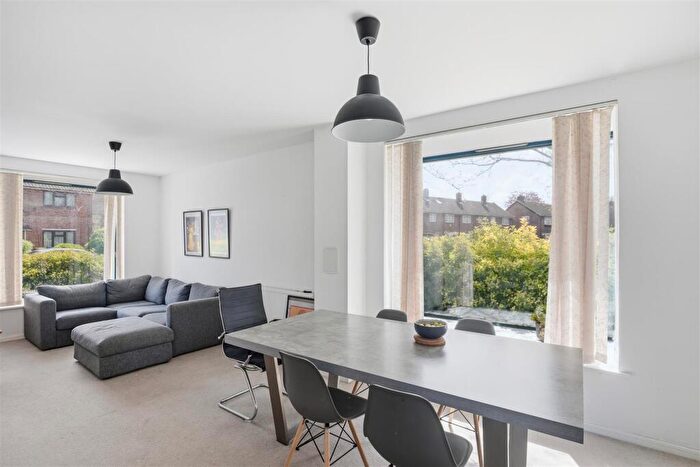 4 Bedroom Town House For Sale In South Molton Road, Canning Town, E16