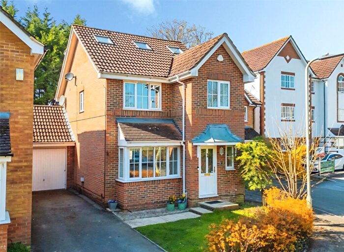 4 Bedroom Link Detached House For Sale In Two Rivers Way, Newbury, Berkshire, RG14