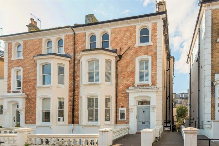 2 Bedroom Flat To Rent In Selborne Road, Hove, BN3