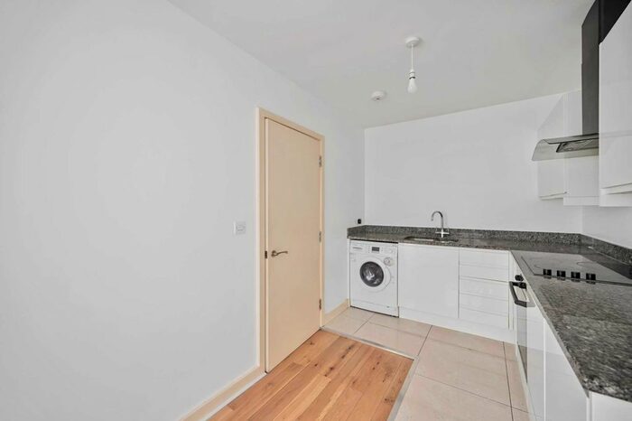 1 Bedroom Flat To Rent In Uxbridge Road, Shepherds Bush, London, W12
