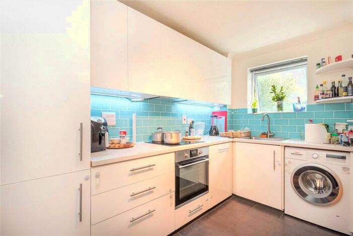 2 Bedroom Flat To Rent In Wightman Road, Harringay, London, N8