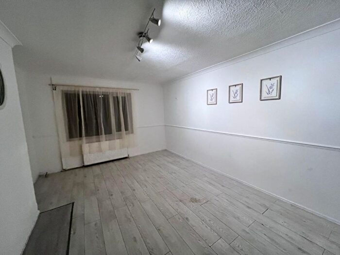 3 Bedroom Semi-Detached House To Rent In Topping Fold Road, Bury, BL9