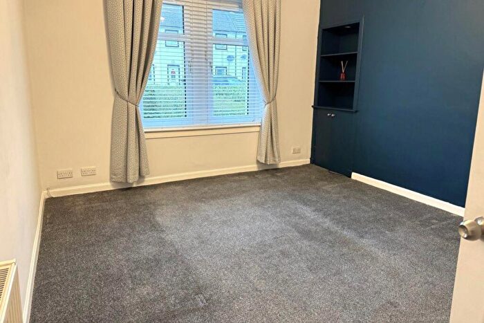 1 Bedroom Flat To Rent In Bed With Driveway & Garden Netherplace Rd, G77
