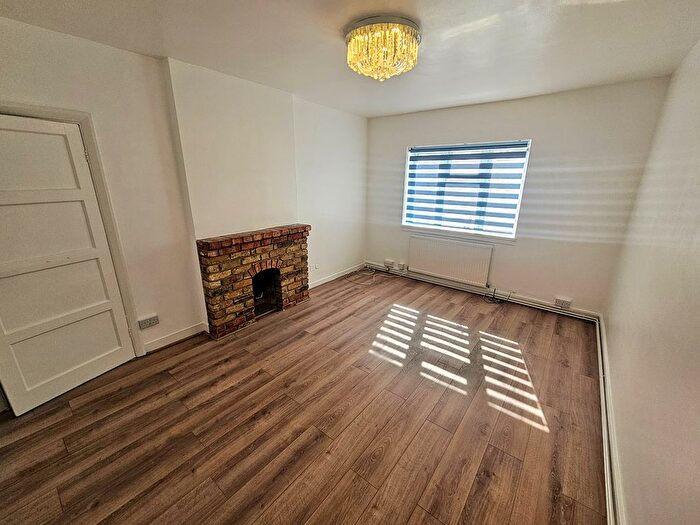 2 Bedroom Maisonette To Rent In Beavers Lane, Hounslow, TW4