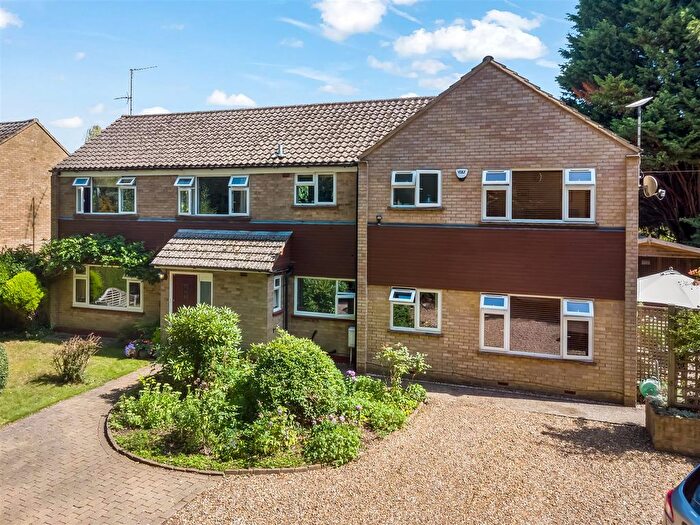 4 Bedroom Detached House For Sale In Woodside Lane, Brookmans Park, AL9