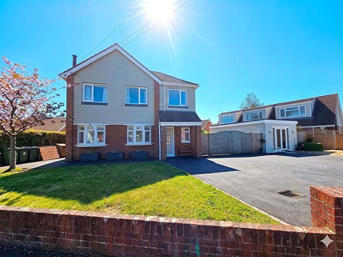5 Bedroom Detached House For Sale In Lyndale Road, Park Gate, SO31