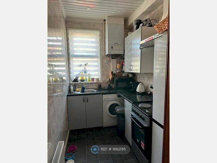 2 Bedroom Flat To Rent In Glenwood Avenue, Westcliff-On-Sea, SS0