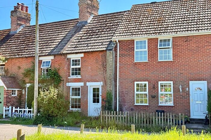 2 Bedroom Cottage For Sale In Hampshire Hatches Lane, BH24