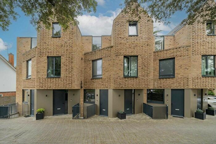 3 Bedroom Flat To Rent In Eastern Road, London, N2