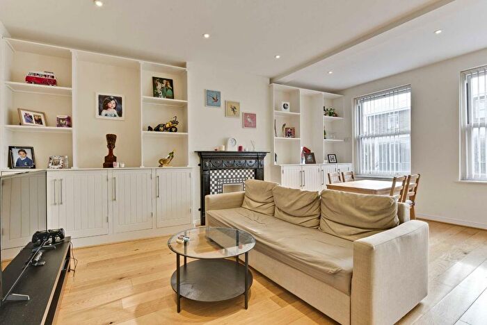 2 Bedroom Flat To Rent In Church Street, Weybridge, KT13