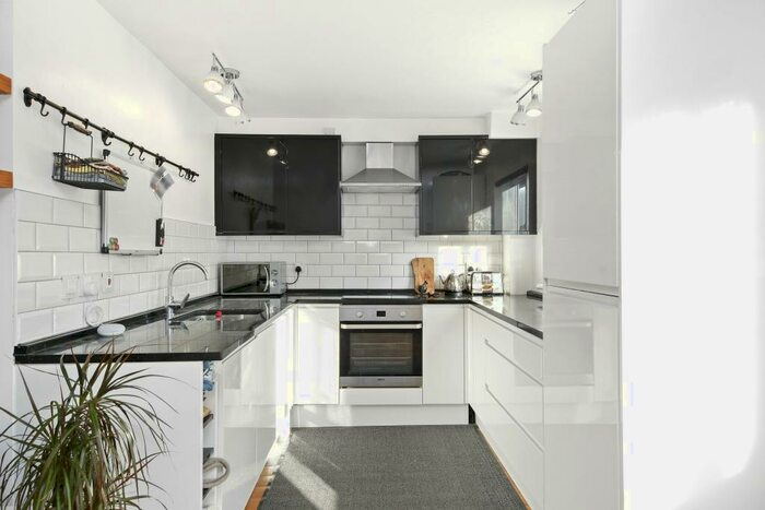 2 Bedroom Flat To Rent In Goodwin Close, London, SE16