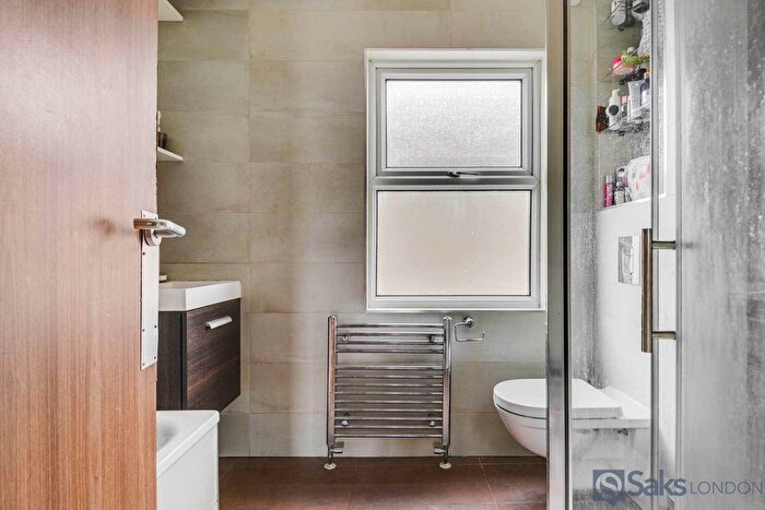 3 Bedroom Flat To Rent In Ritherdon Road, Tooting Bec, London, SW17