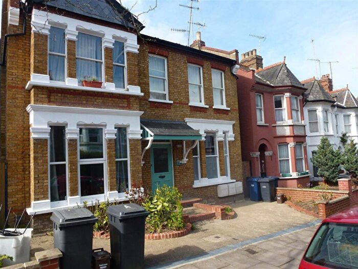 2 Bedroom Flat To Rent In Elm Park Road, London, N3