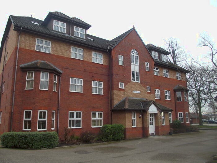 2 Bedroom Apartment To Rent In Wivenhoe House, L17