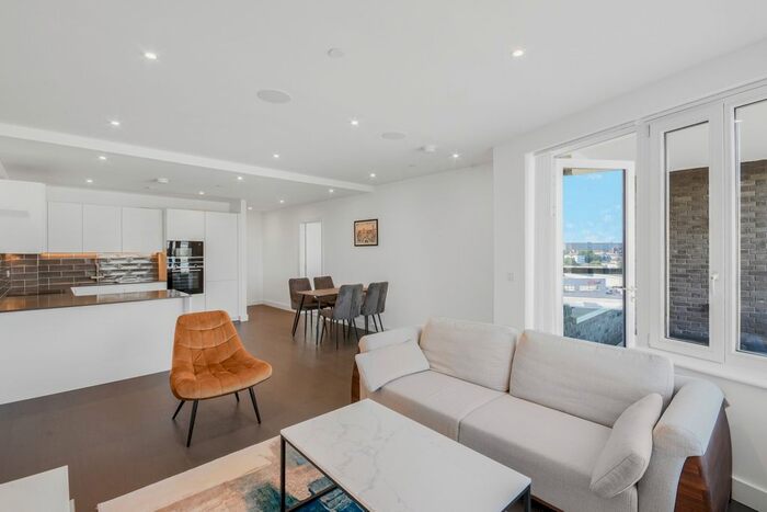 2 Bedroom Flat To Rent In The Crosse, London Square, Bermondsey, SE1