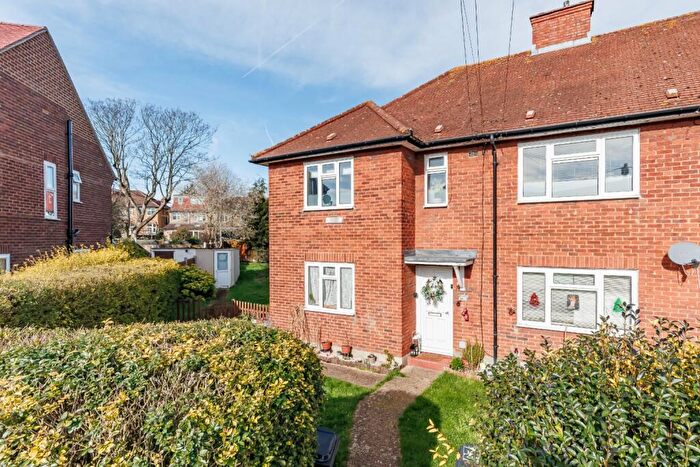 2 Bedroom Maisonette For Sale In Fyfield Road, Woodford Green, IG8