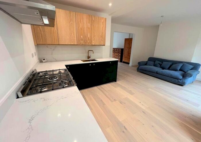 4 Bedroom Terraced House To Rent In Hamitlon Way, West Finchley, N3