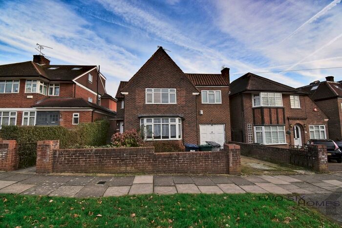 4 Bedroom Detached House To Rent In Edgwarebury Lane, Edgware, HA8