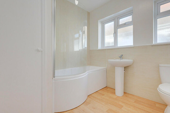 2 Bedroom Bungalow To Rent In Glenwood Avenue, Leigh-on-sea, SS9