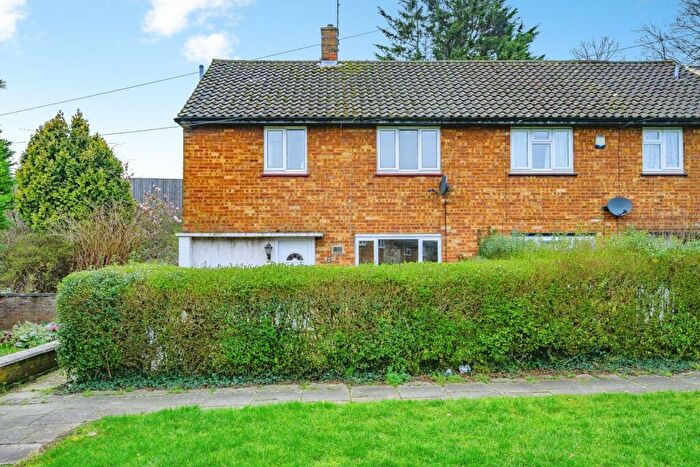 3 Bedroom End Of Terrace House For Sale In Bank Close, Luton, Bedfordshire, LU4