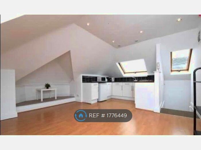 2 Bedroom Flat To Rent In Bromley Road, Beckenham, BR3