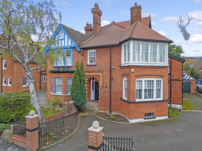 5 Bedroom House To Rent In Kings Avenue, Buckhurst Hill, IG9